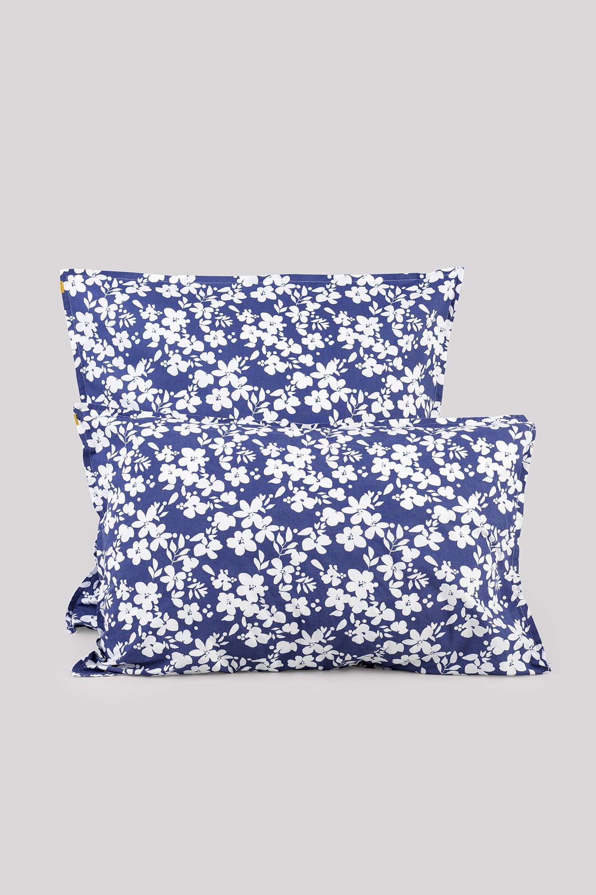 Taie d'oreiller en percale de coton bio ravissant semis de fleurs blanches