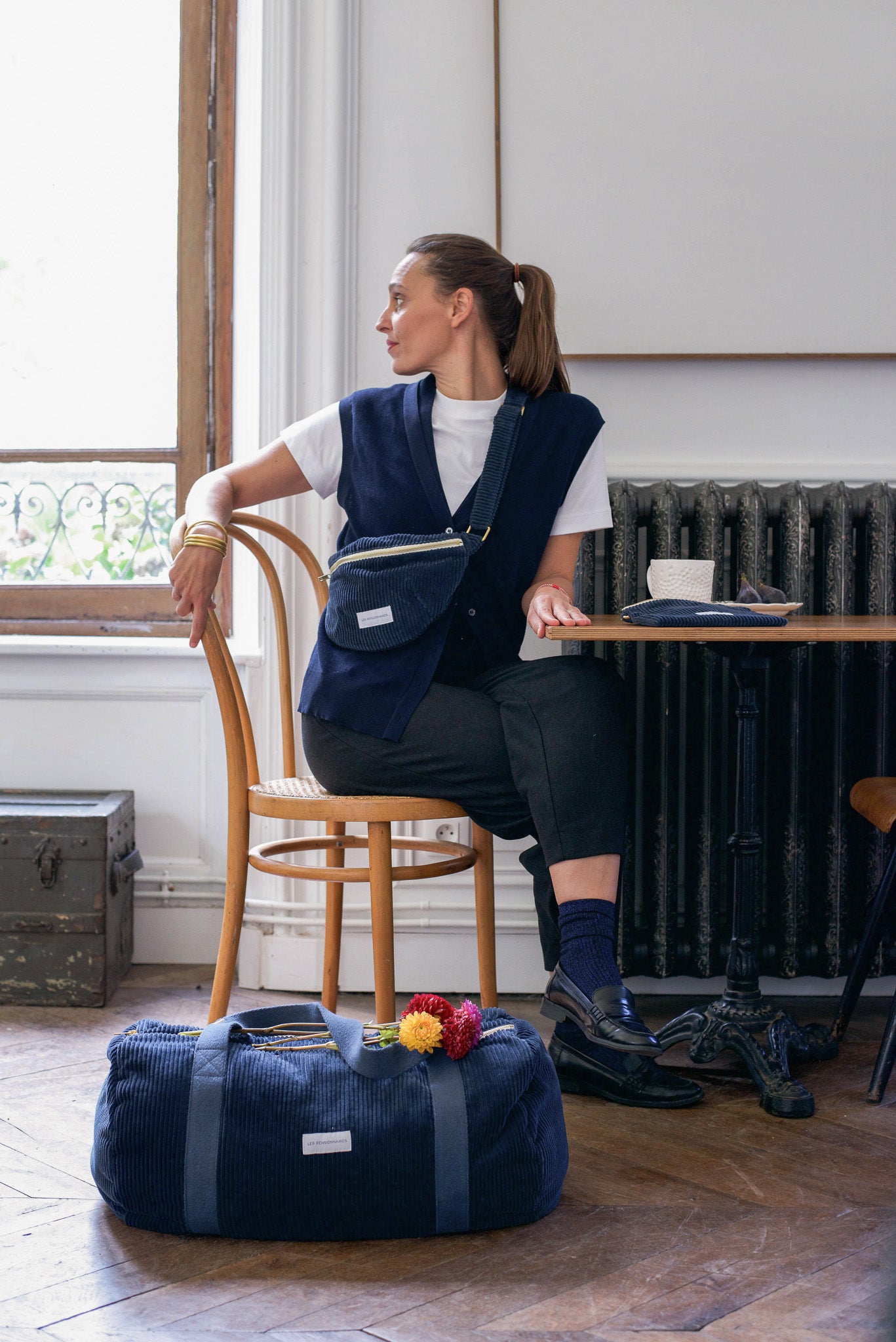 Accesoires-en-velours-cotele-bleu-marine