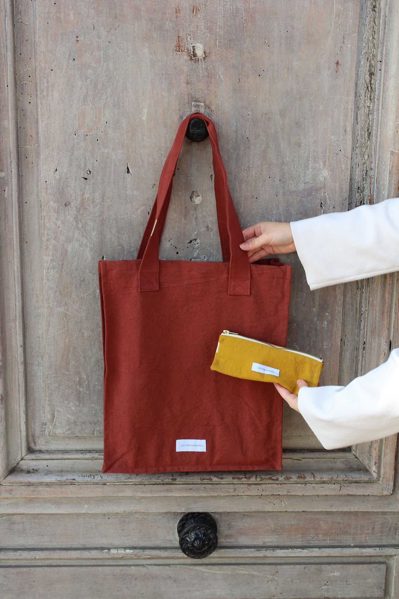 Coffret-cadeau-sac-zippe-rouge-et-trousse-a-crayons-jaune-coton-bio-les-pensionnaires-38