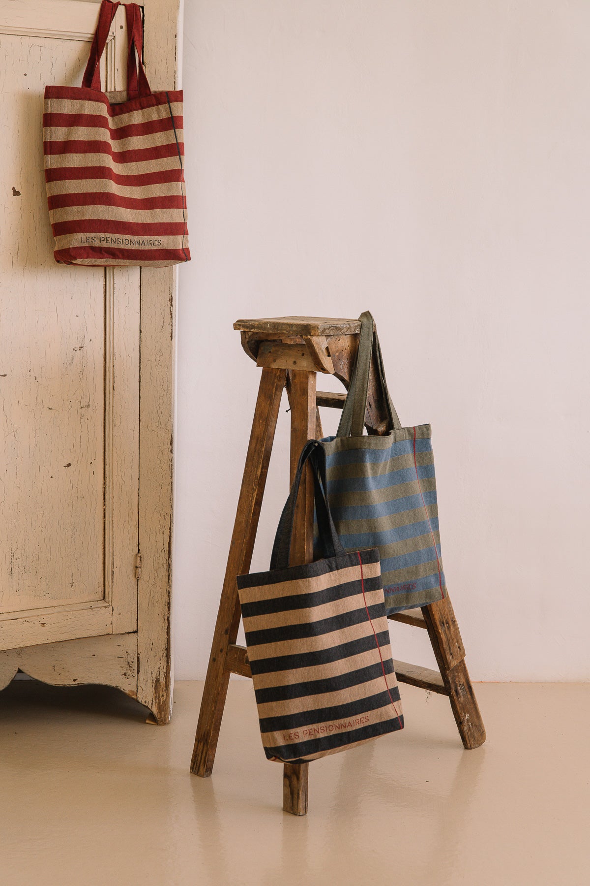 Tote bag rayé en fibres recyclées gris et beige