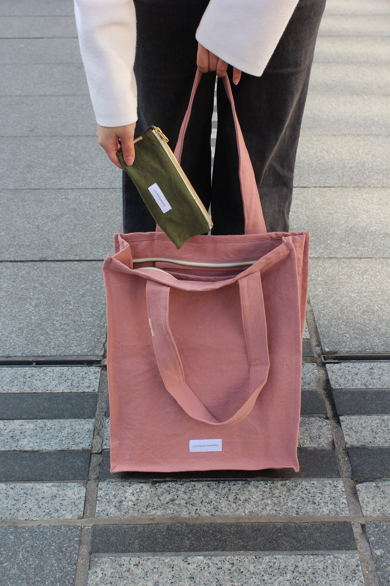 coffret-cadeau-sac-zippe-rose-et-trousse-a-crayons-verte-coton-bio-les-pensionnaires