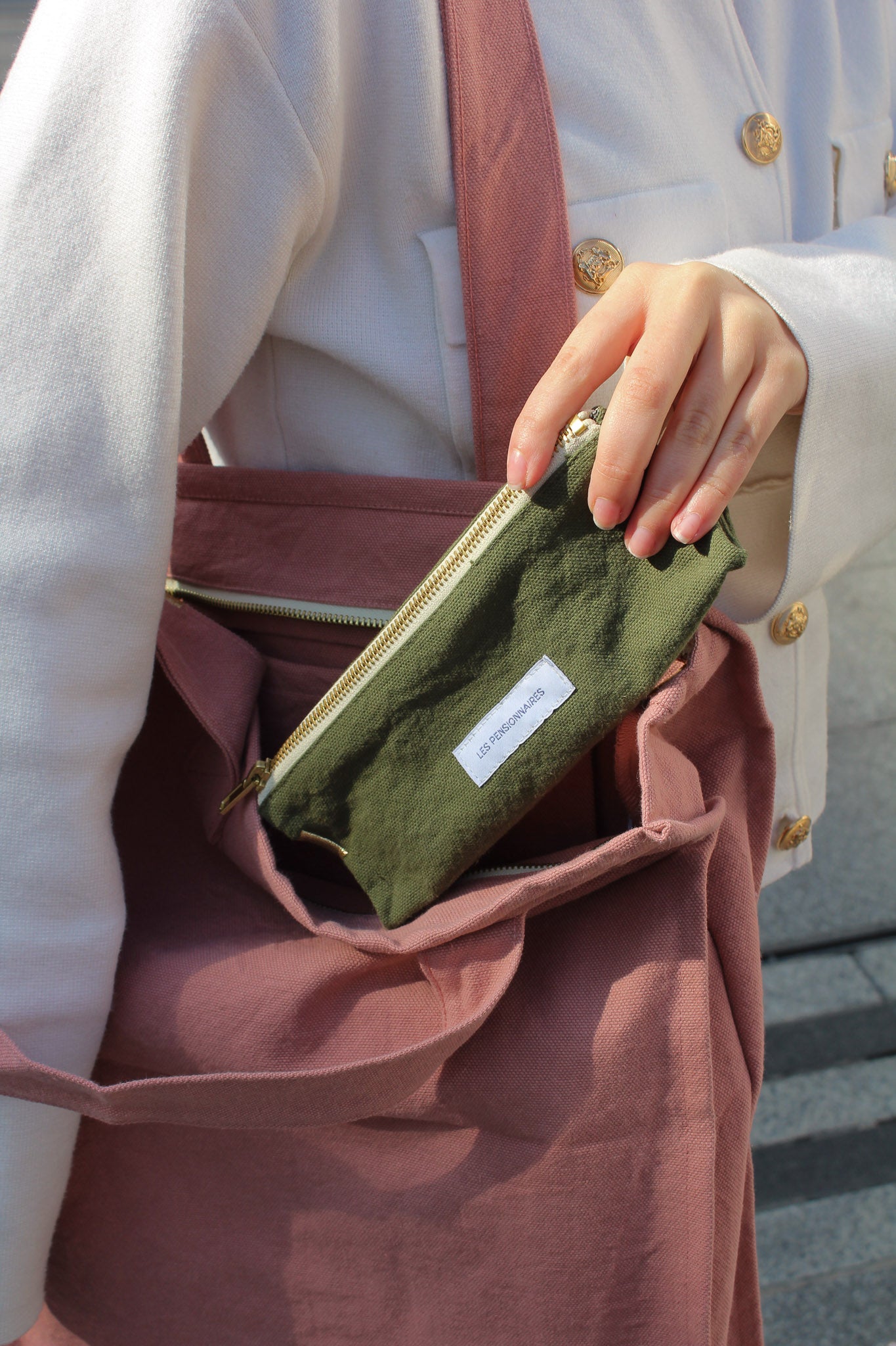 coffret-cadeau-sac-zippe-rose-et-trousse-a-crayons-verte-coton-bio-les-pensionnaires-28