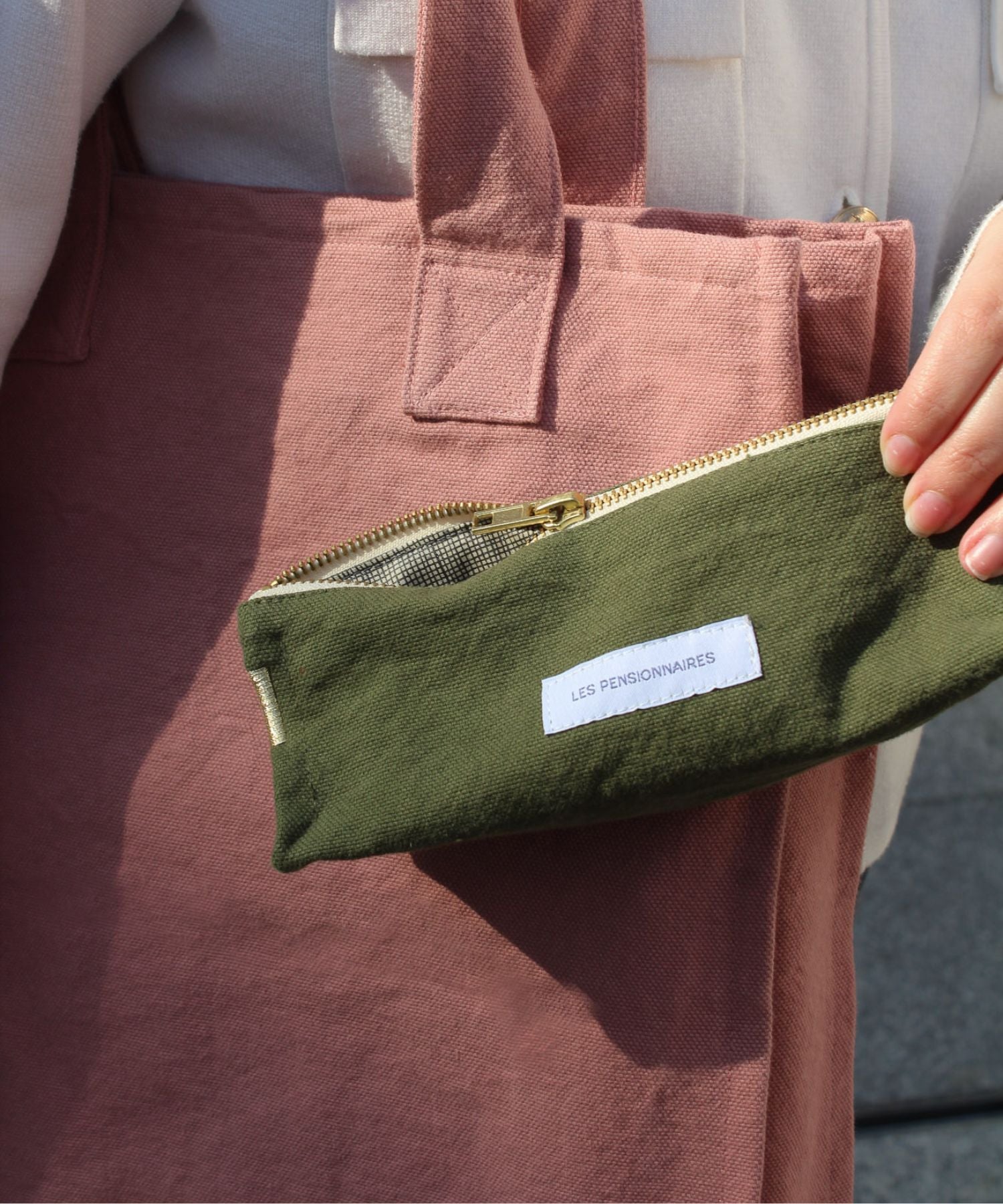 coffret-cadeau-sac-zippe-rose-et-trousse-a-crayons-verte-coton-bio-les-pensionnaires-gabarit-collection_2
