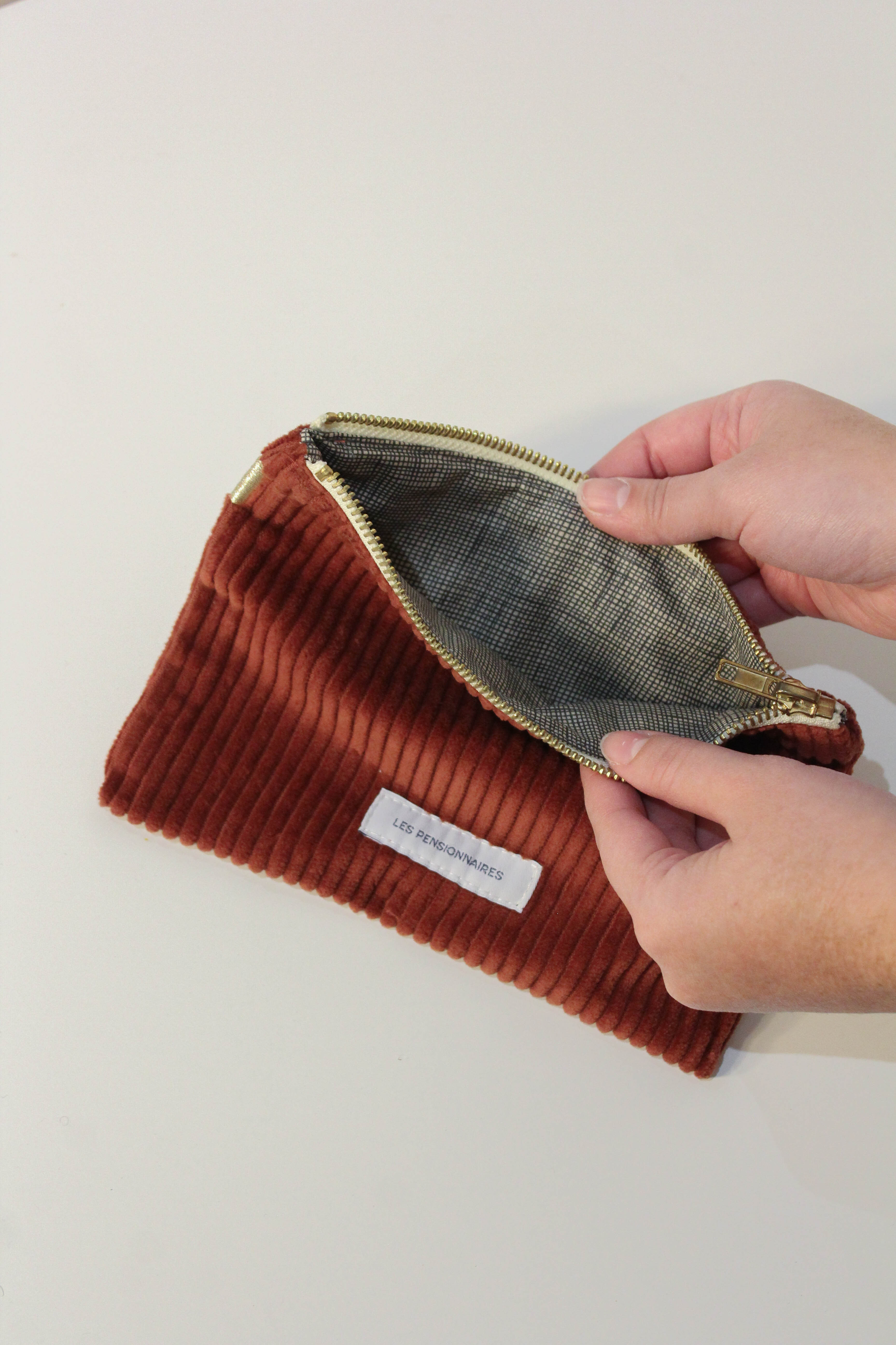 Petite pochette en velours côtelé bleu orage