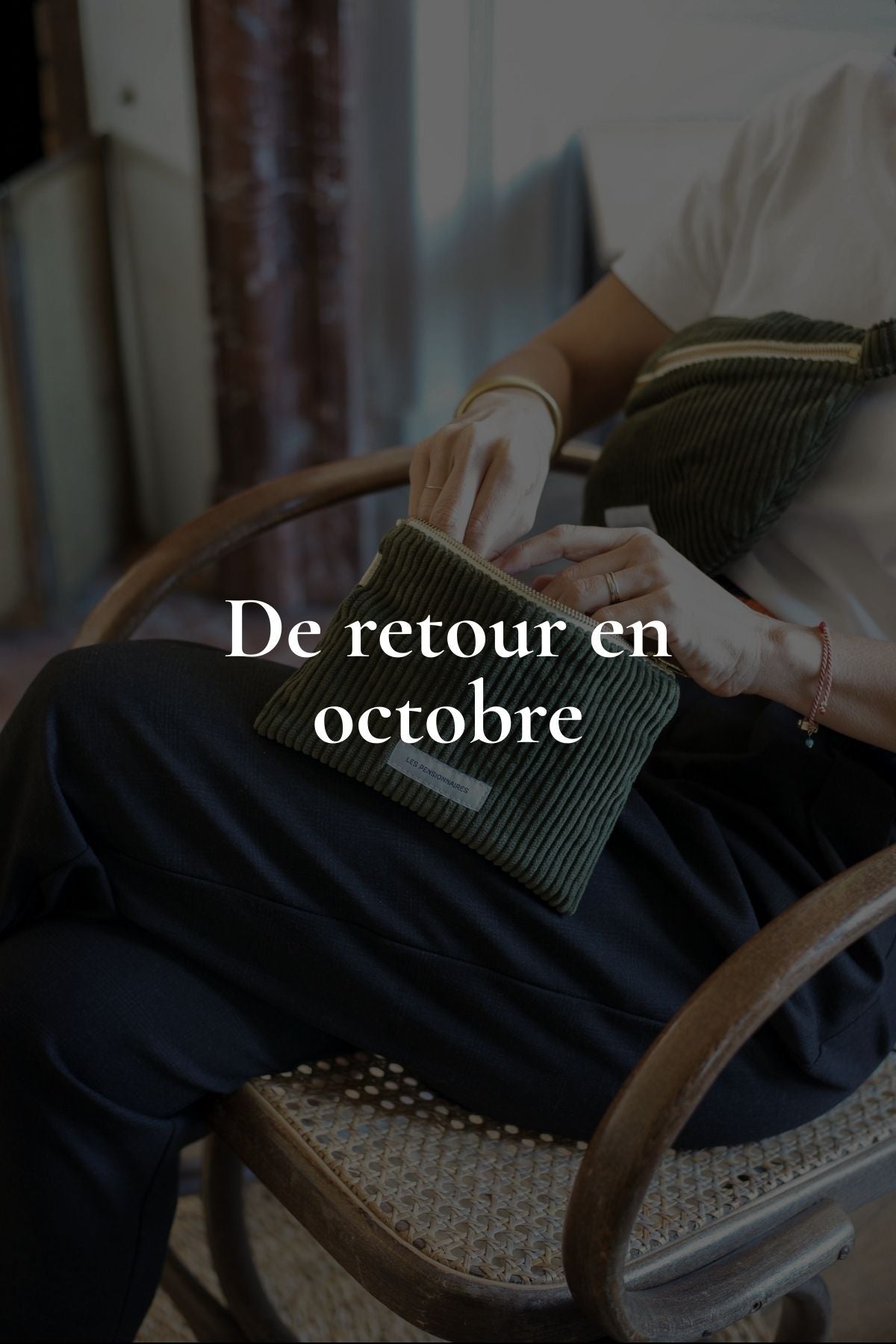 Petite pochette en velours côtelé vert câpre