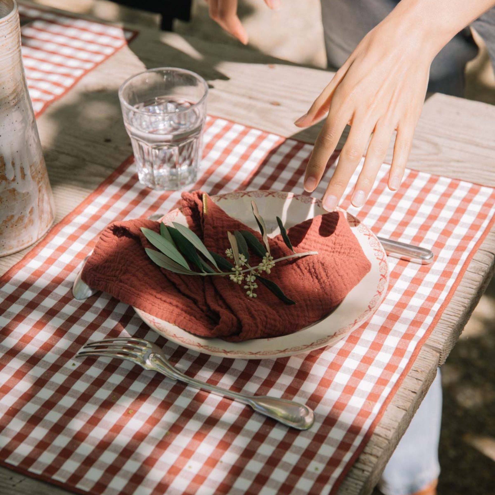 serviettes-de-table-en-double-gaze-de-coton-rouille-gabarit-shop-the-look
