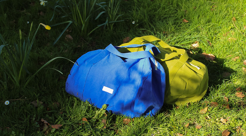 Vert Mousse & Bleu Outremer : sacs et accessoires pour l’été