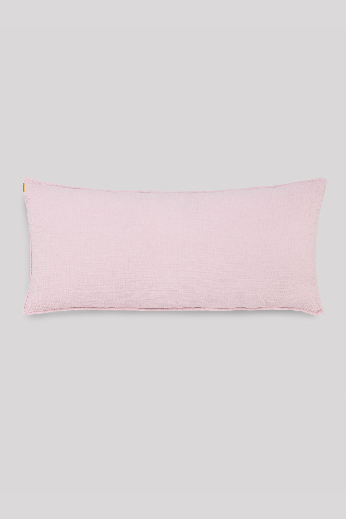 Grand coussin déhoussable en double de gaze de coton rose délicat