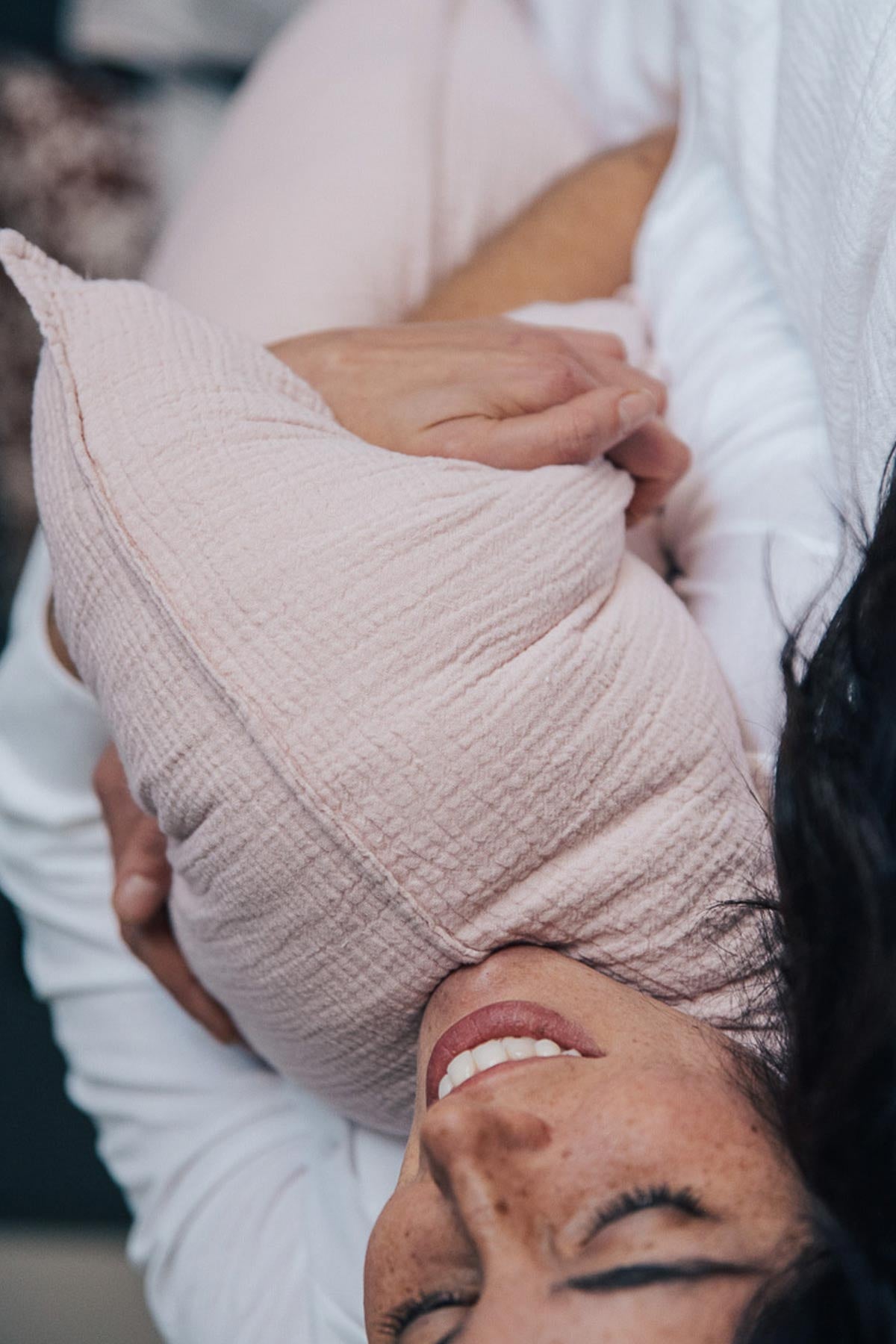 Large cushion with removable cover in delicate pink double cotton gauze