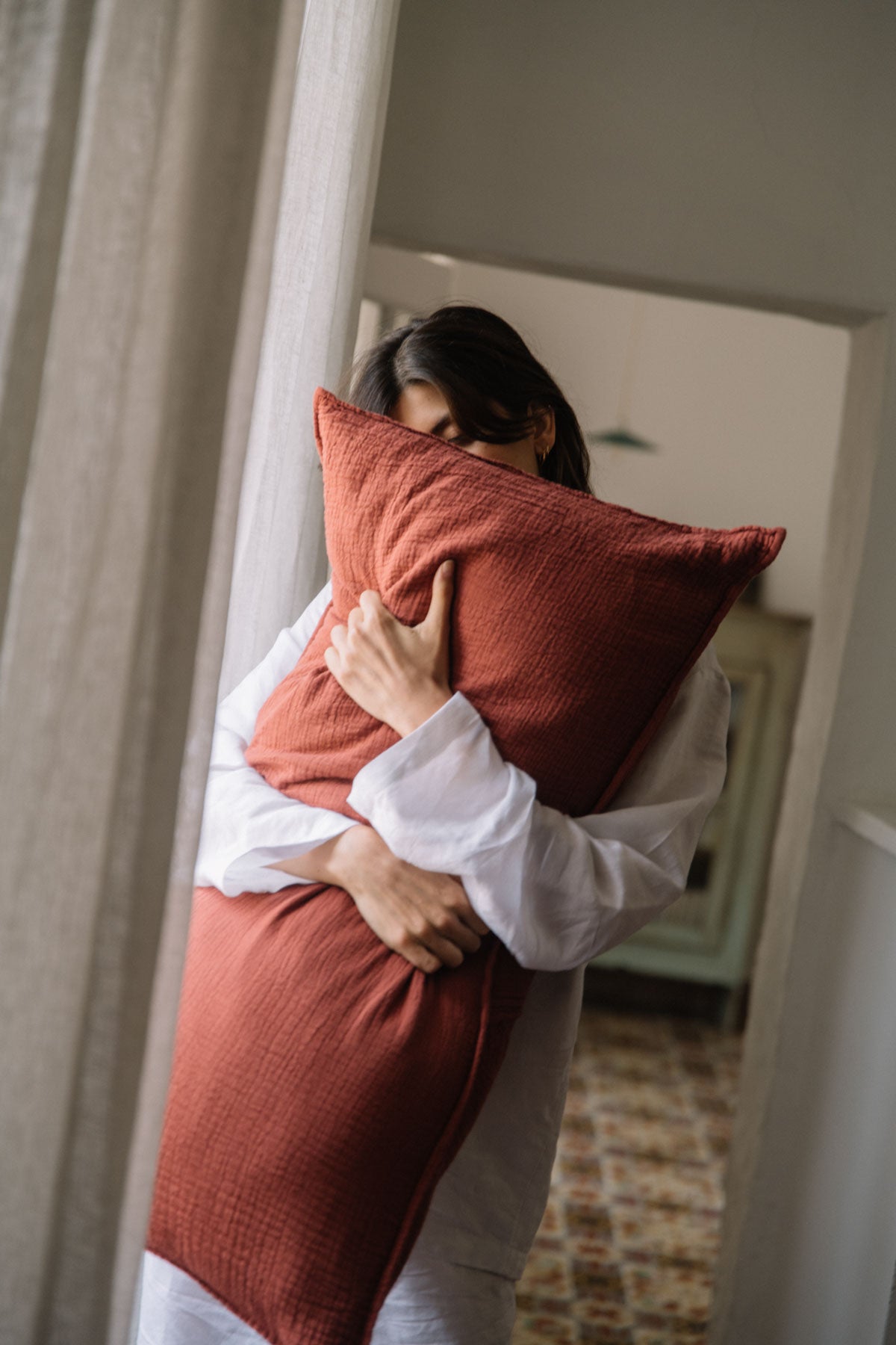 Grand coussin déhoussable en double gaze de coton rouille 45x90cm