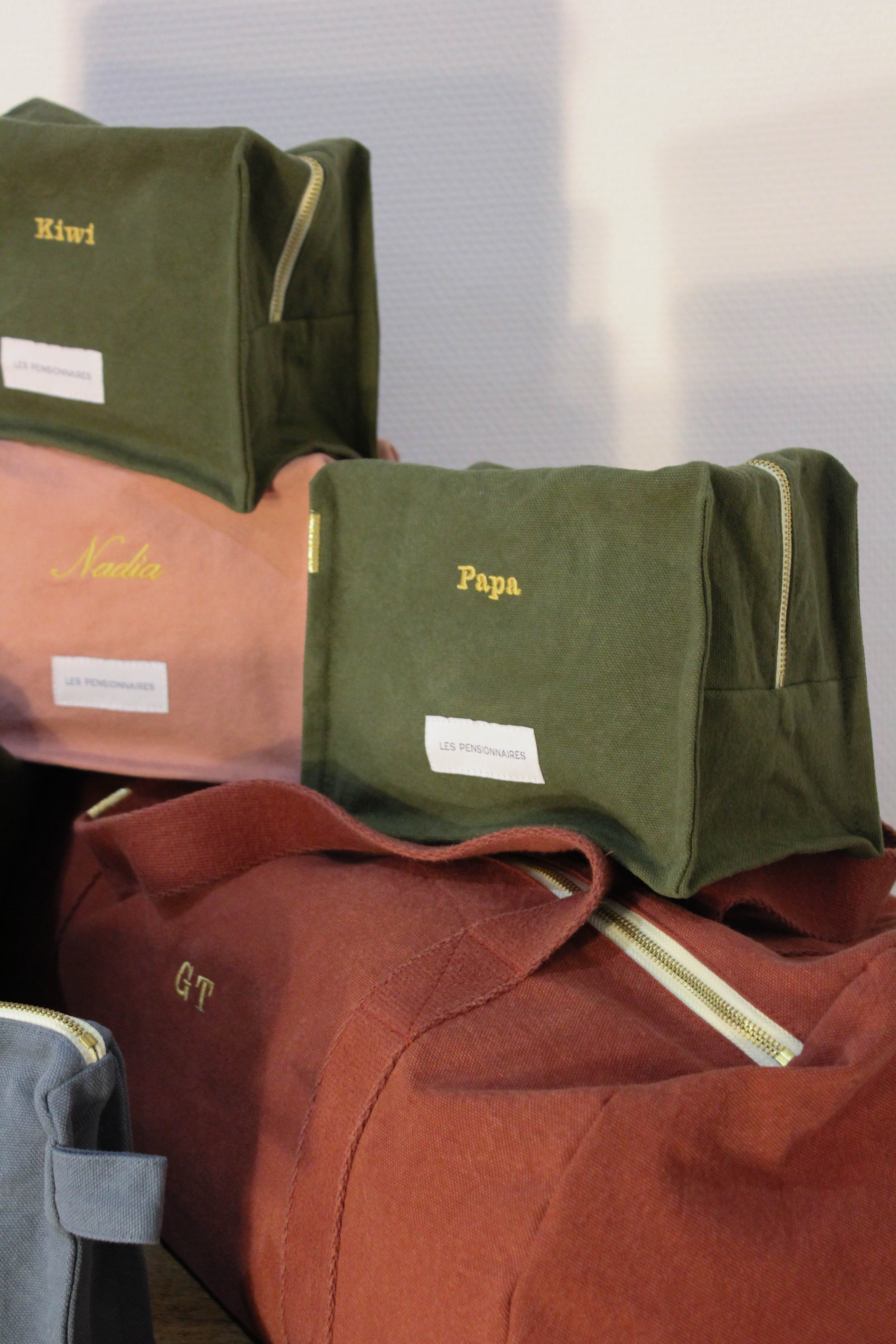 Trousse de toilette cube vert câpre en épaisse toile de coton bio