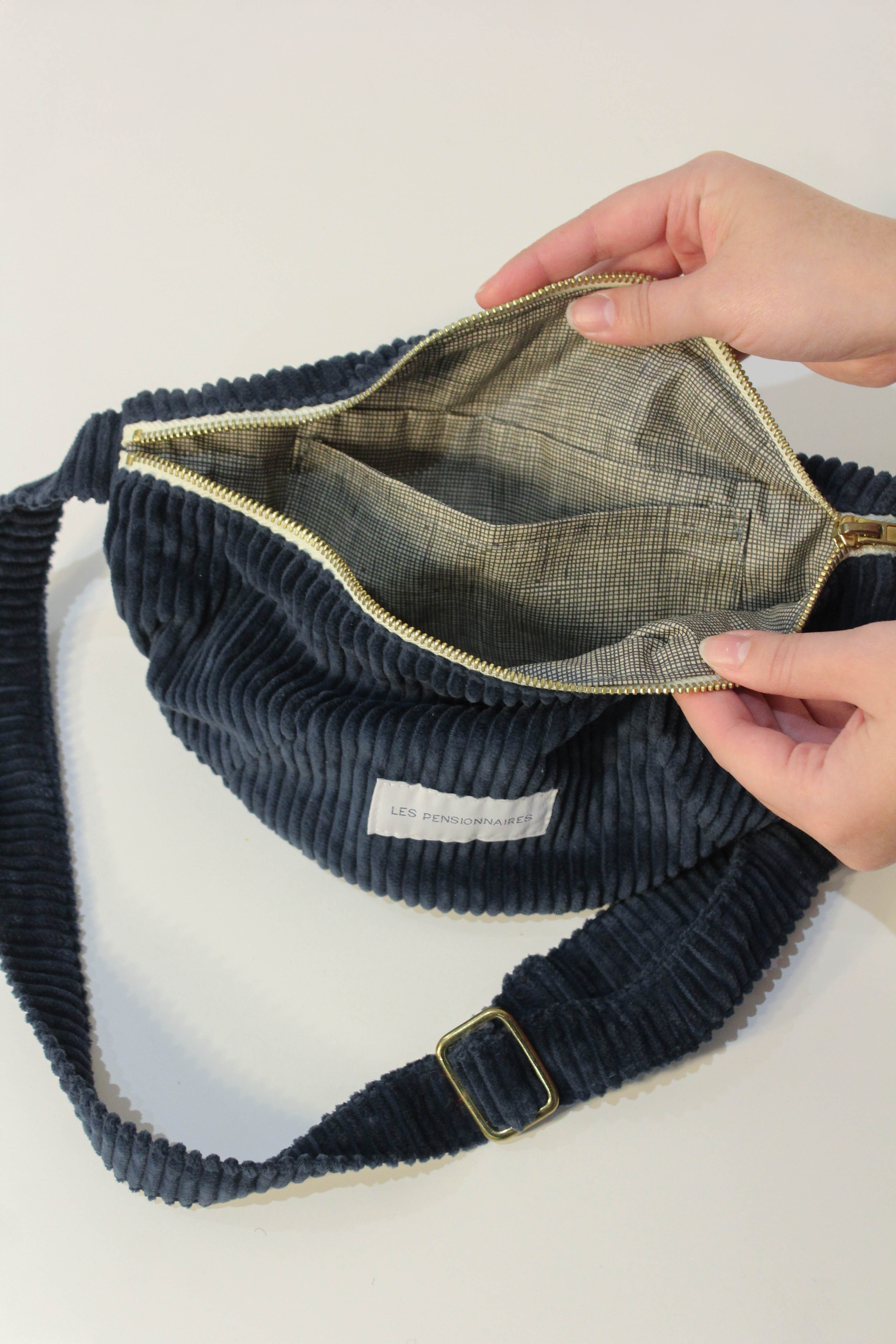 Sac banane en velours côtelé vert câpre